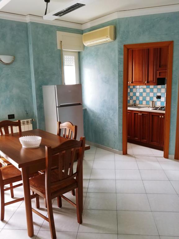 普拉亚·阿马勒Webus Apartments的厨房配有桌椅和冰箱。