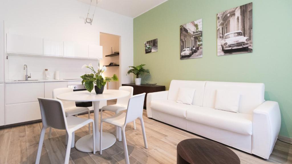 米兰Italianway - Merlo 3的客厅配有桌子和白色沙发