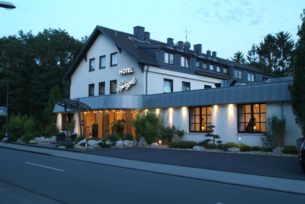 科隆施皮格尔酒店的街道边的白色大建筑