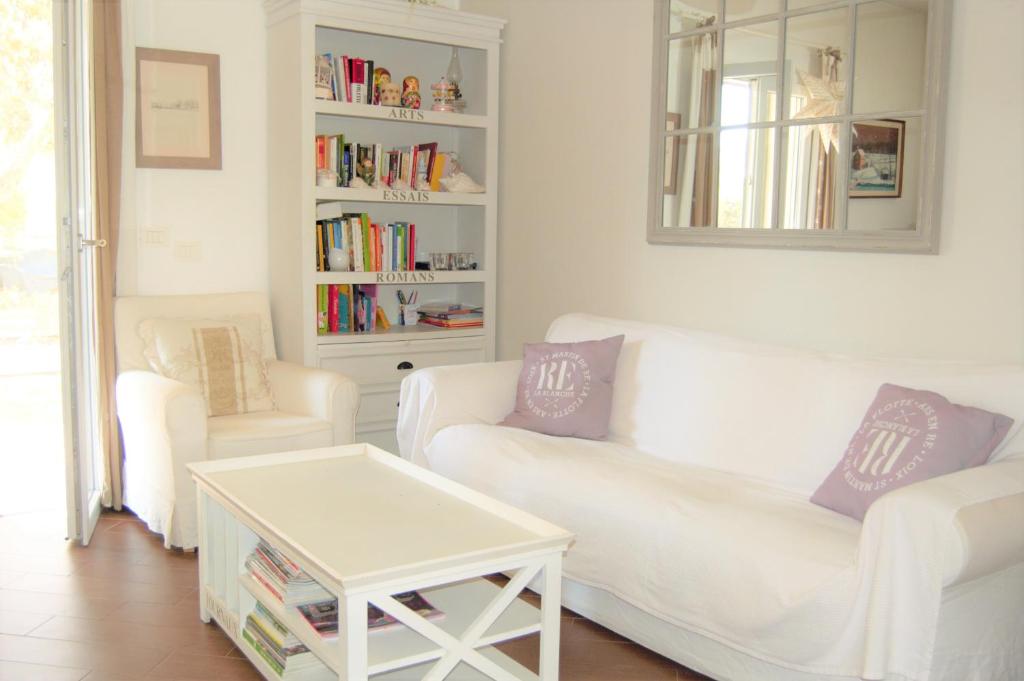 锡拉库扎Villa Garden的客厅配有2张白色沙发和1张桌子