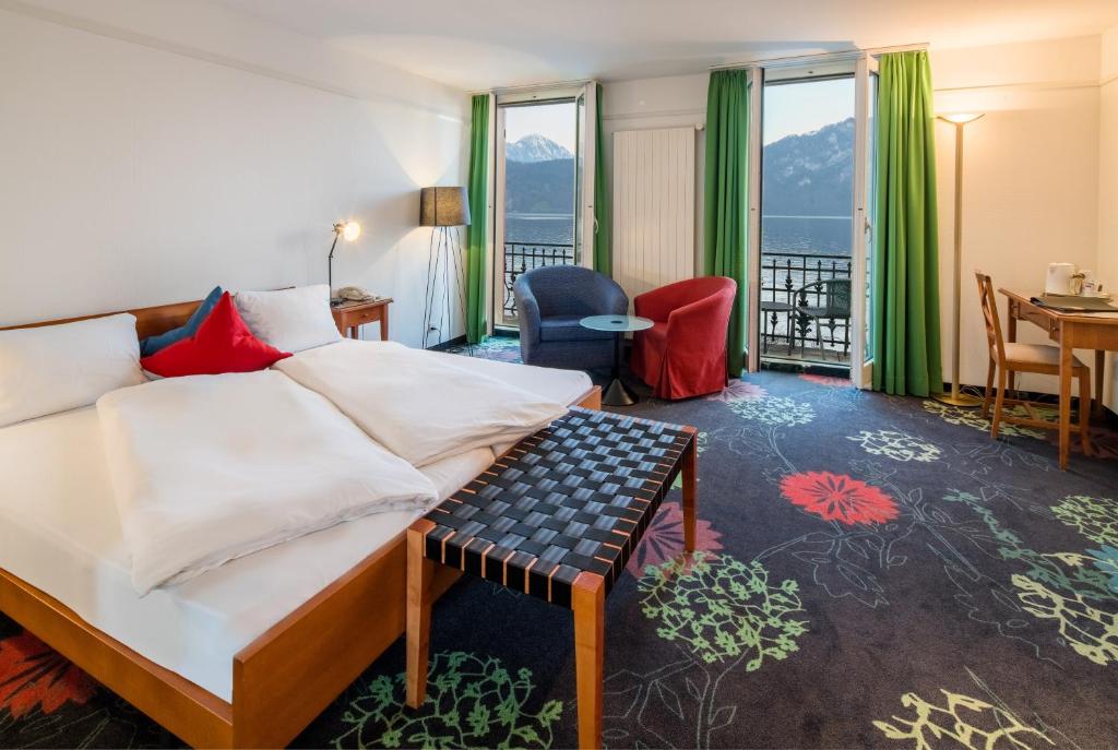 韦吉斯戈特哈尔德酒店的酒店客房带一张床、一张桌子和椅子