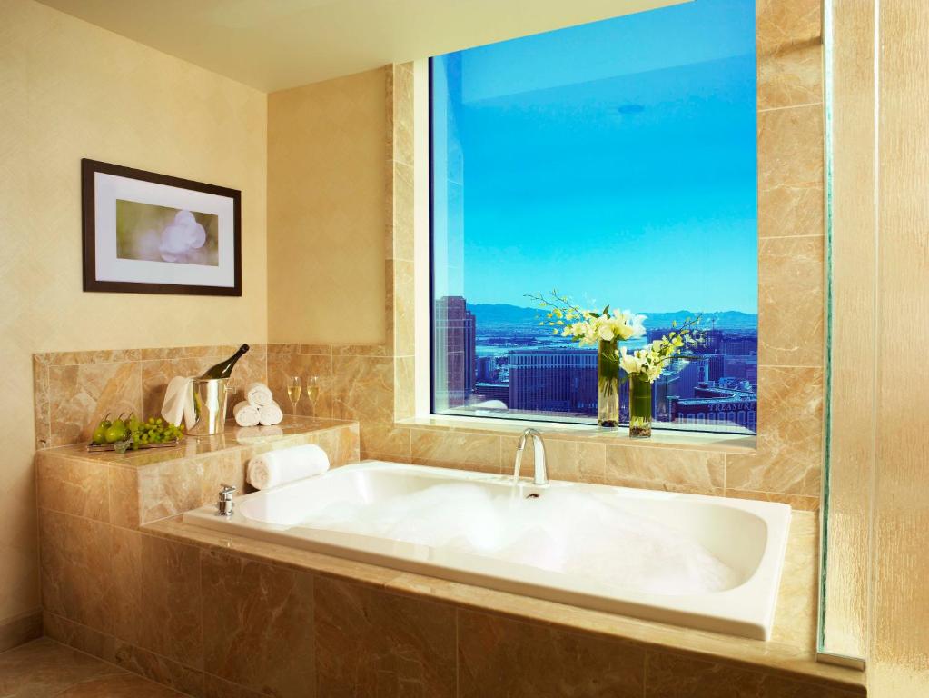 拉斯维加斯Trump International Hotel Las Vegas的带窗户的浴室设有大浴缸