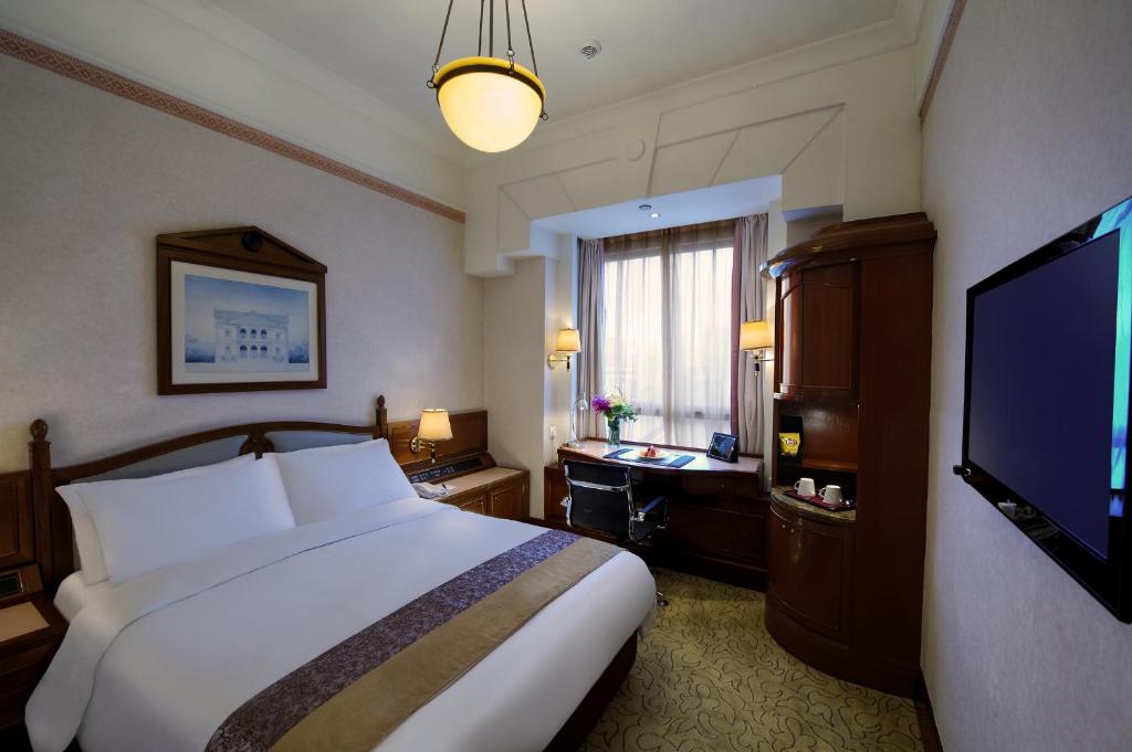 香港铜锣湾利景酒店的配有一张床和一台平面电视的酒店客房