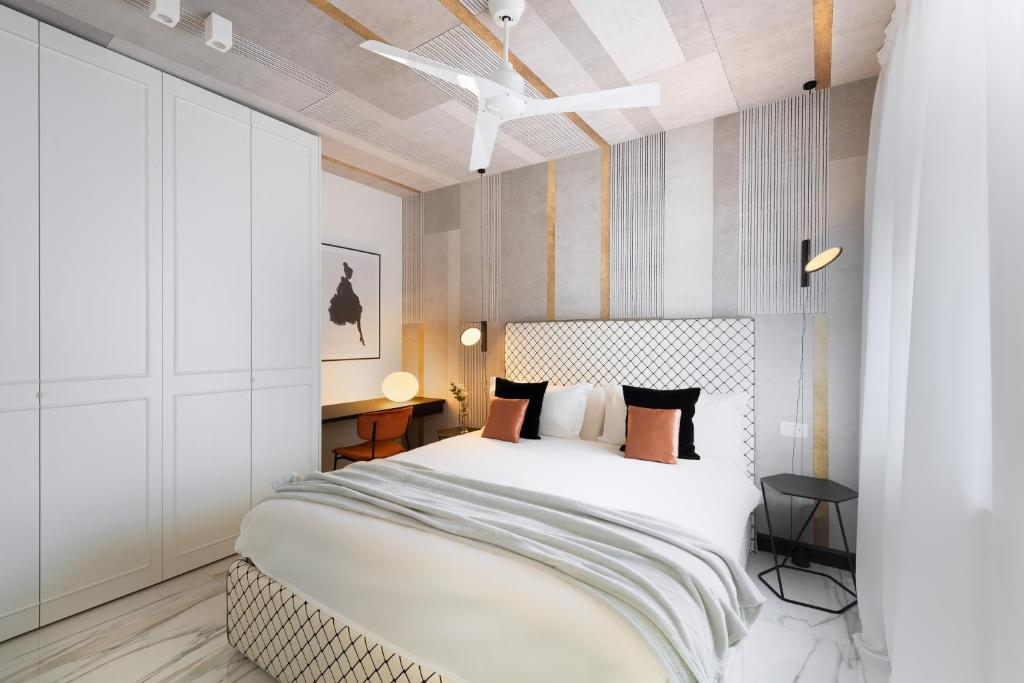 维罗纳A World Aparts - 12 Viviani的卧室配有带枕头的大型白色床