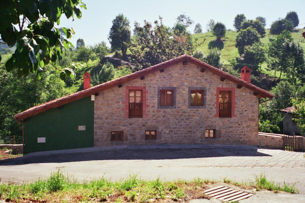 Bobia de AbajoLa Corte del Rondiellu 1的绿色的石头房子