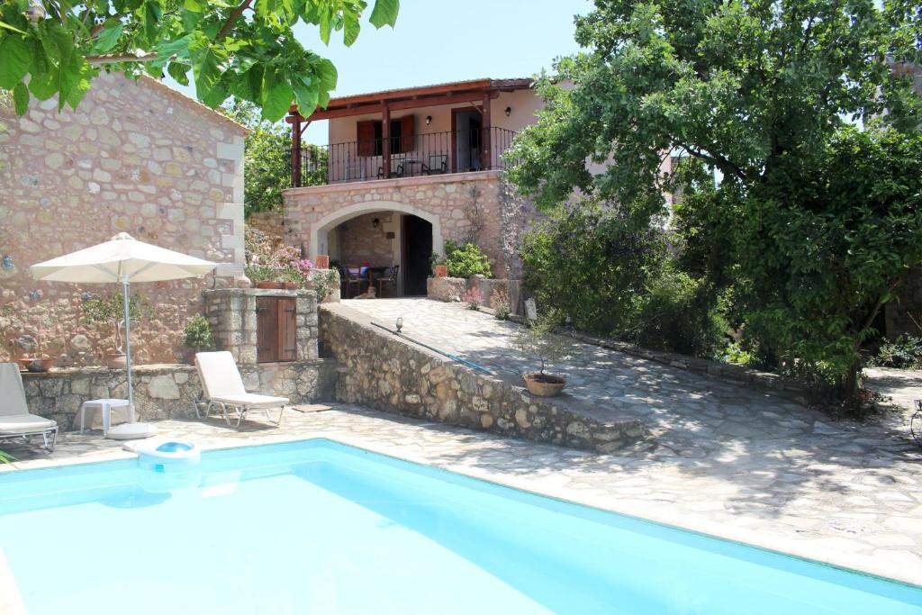 卢特拉ROTOKRITOS的一座带游泳池和房子的别墅