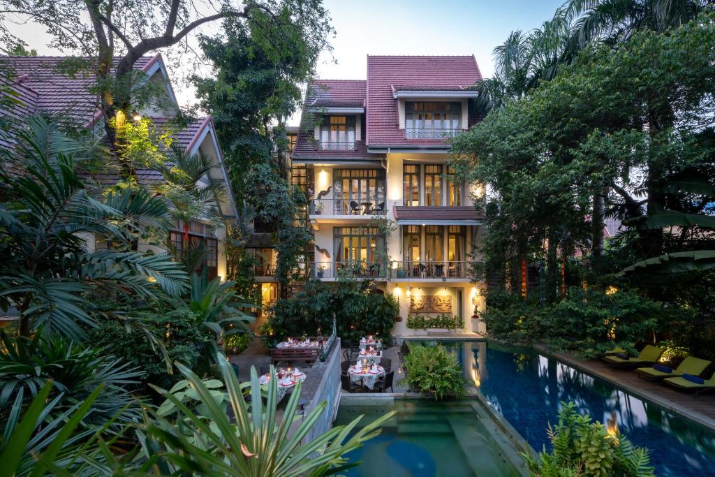 曼谷Ariyasom Villa - SHA Extra Plus的前面有一个游泳池的酒店