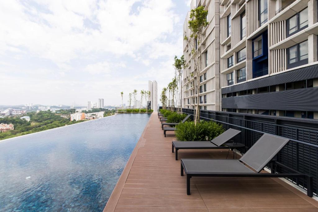 塞贝维Tamarind Suites@Cyberjaya的建筑物屋顶上的游泳池