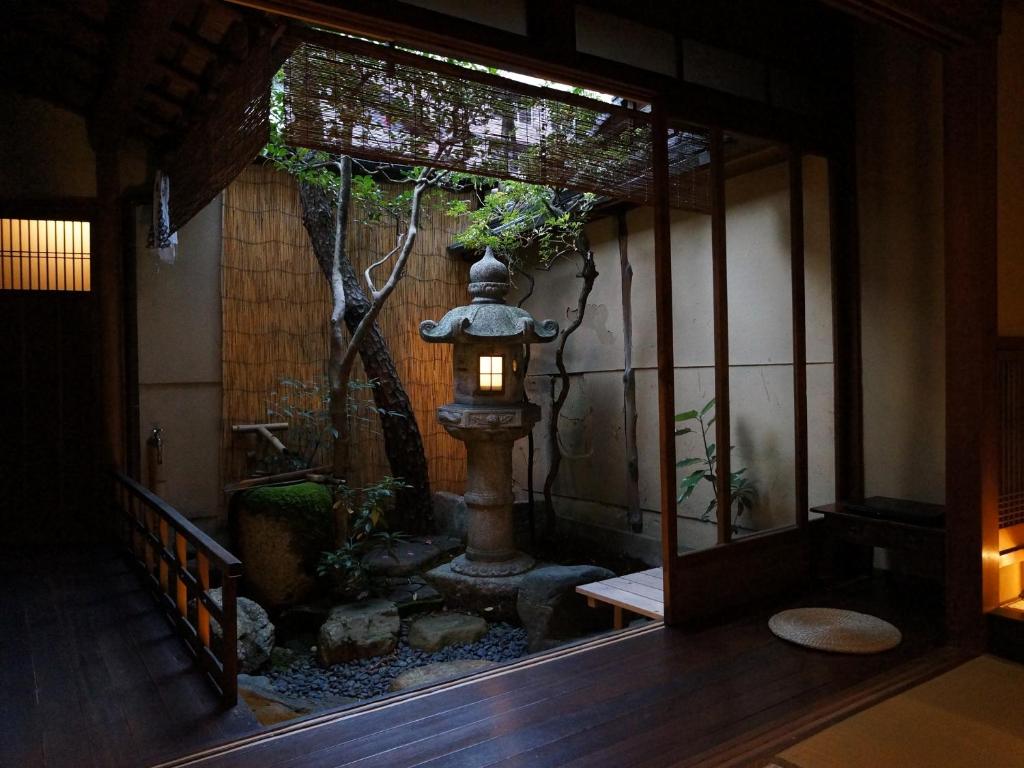 京都Guesthouse itoya Kyoto（京都糸屋旅馆）的花园,位于带灯笼和树的房间