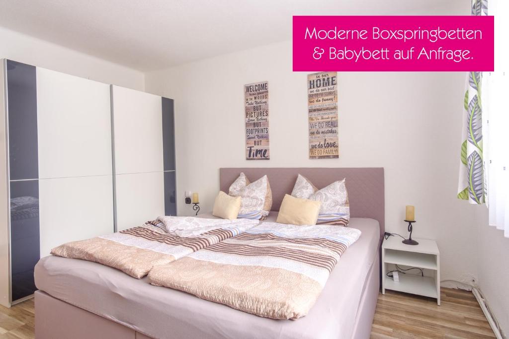 LenzingFerienwohnung Agerblick 3 Zimmer mit Küche, 83m2的卧室配有一张带白色墙壁的大床