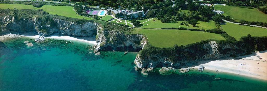 圣奥斯特尔The Carlyon Bay Hotel and Spa的享有海滩和海洋的空中景致