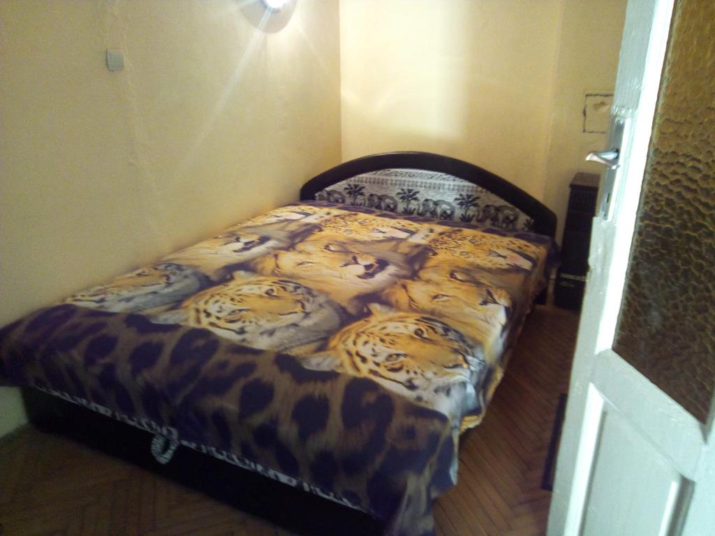 布达佩斯Operahouse Rooms的一间卧室配有一张带豹子的床