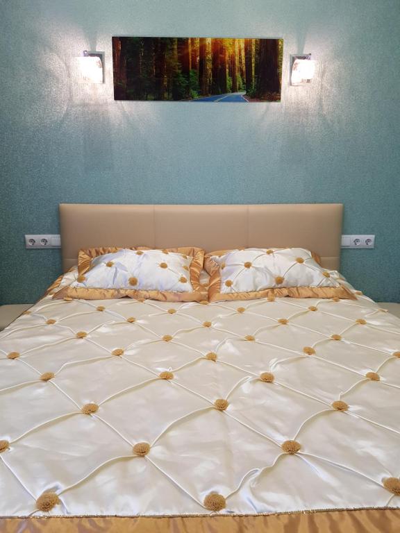 喀琅施塔得Прибой的卧室内的一张带两个枕头的大型白色床