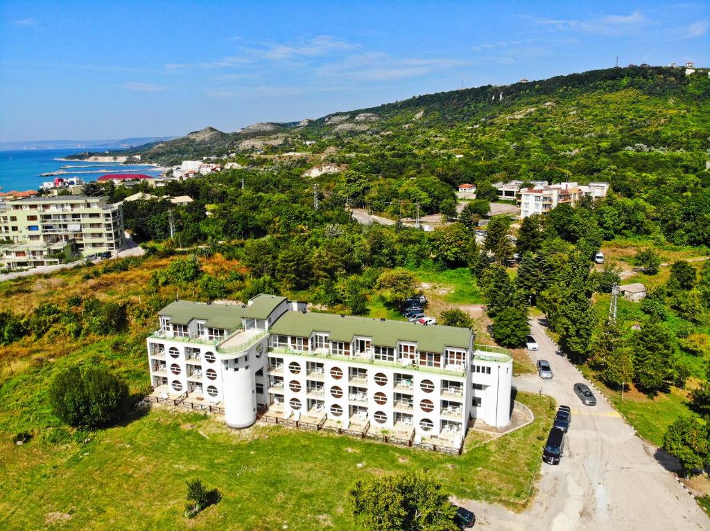 巴尔奇克Saint George Hotel 1的山丘上建筑物的空中景观