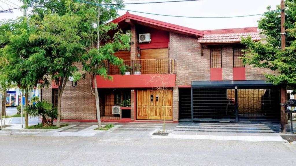 门多萨Bombal Departamentos的红砖建筑,设有木门