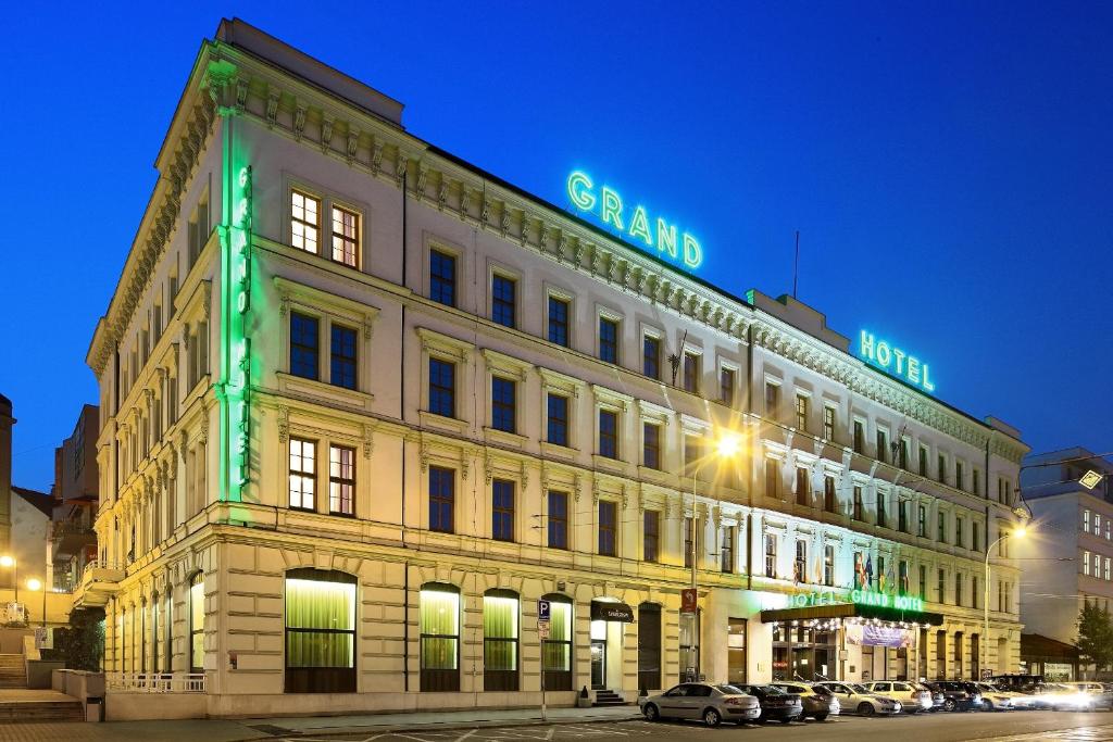 布尔诺布尔诺大酒店的上面有绿色标志的建筑