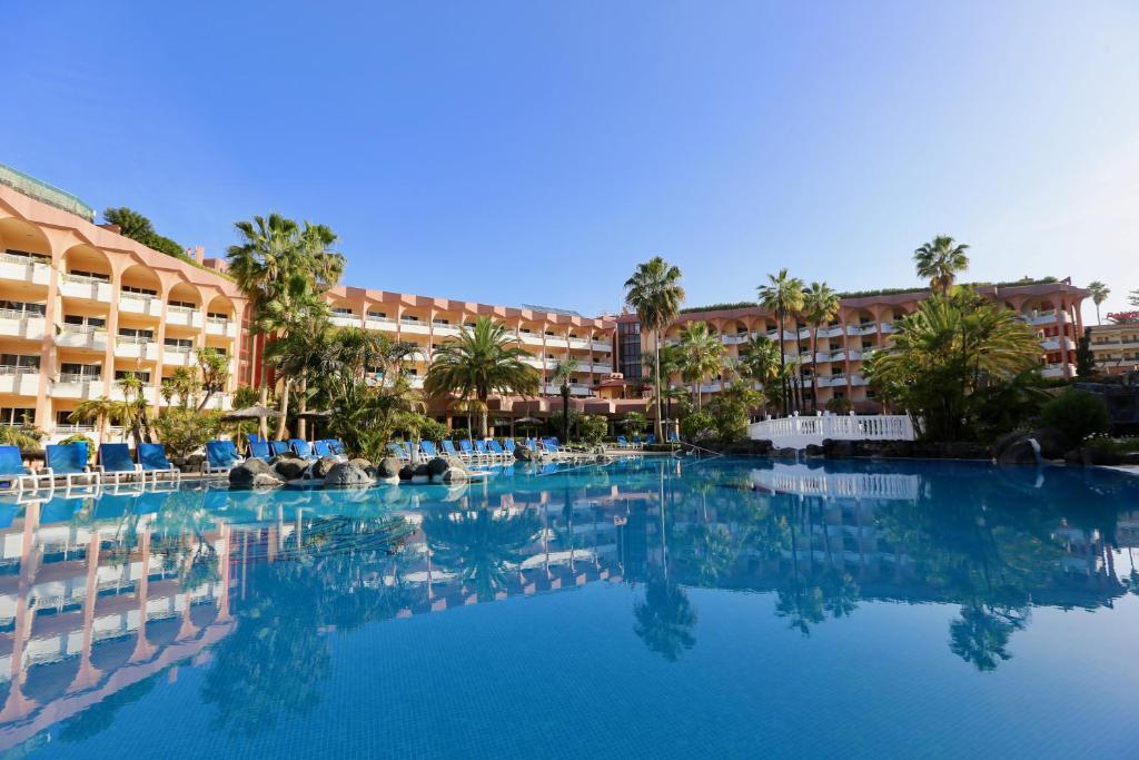 拉克鲁斯Hotel Puerto Palace的酒店前方的大型游泳池