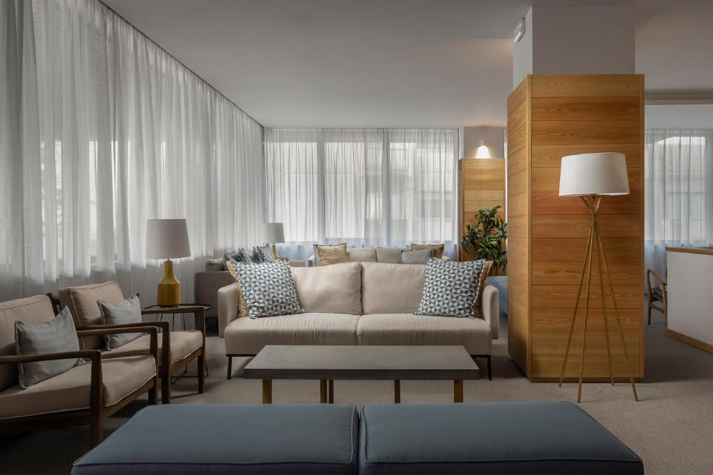 加亚新城克里普酒店的客厅配有沙发和桌子