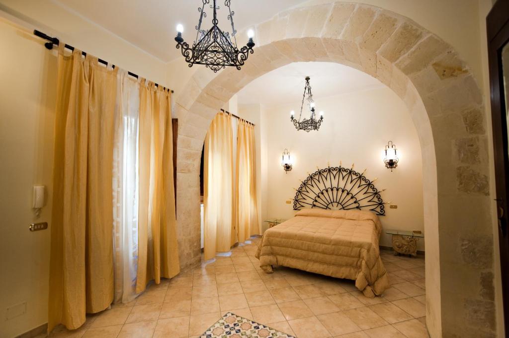 莱切穆拉乐安提彻酒店的一间带一张床铺的卧室,位于一个拱形的房间