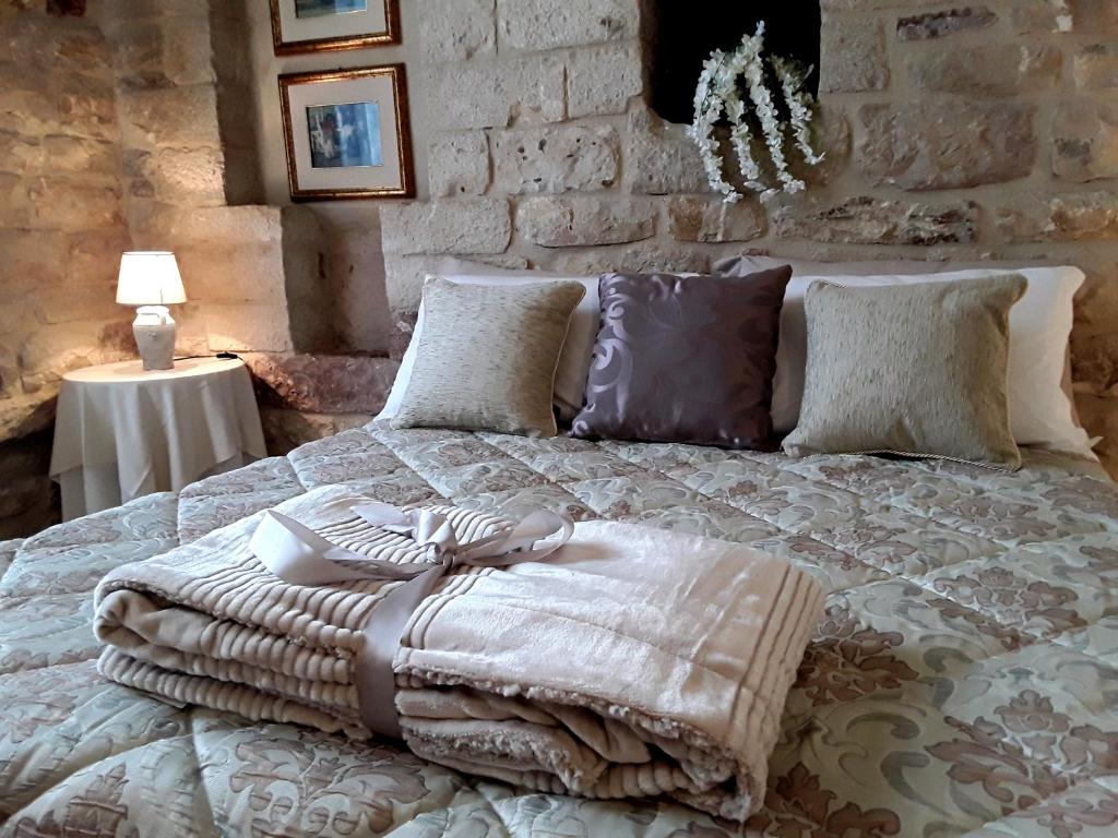 阿西西Case Brizi 10的床上有枕头,有毯子