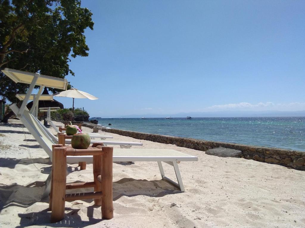 莫阿尔博阿Ancelle Cristo Re的海滩上的桌椅