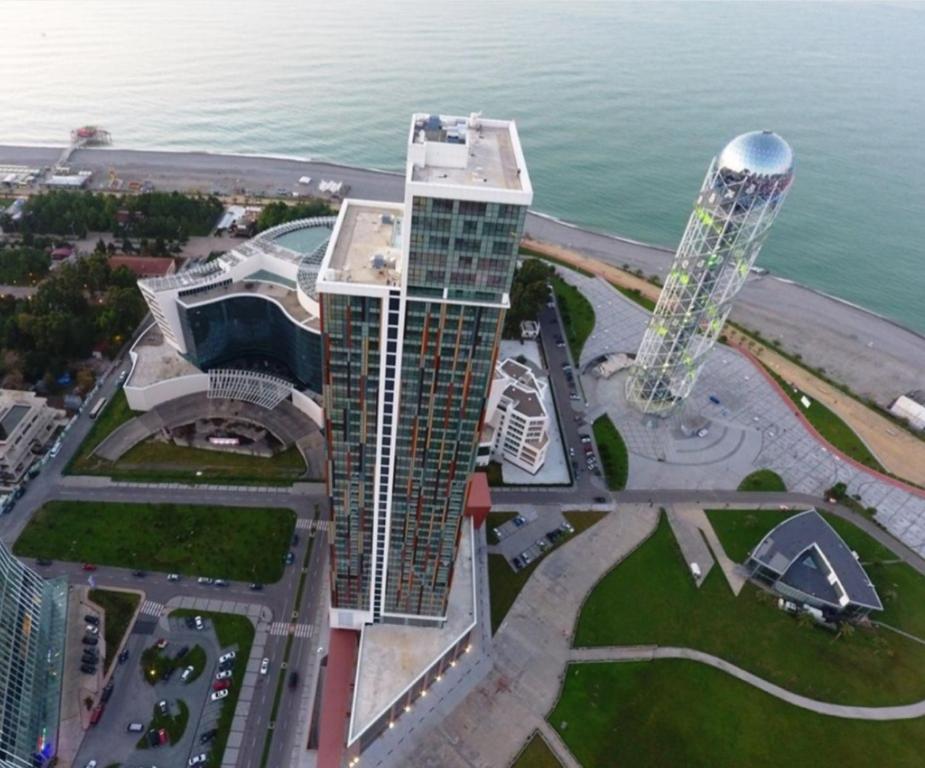 巴统Premium apartment in Porta Batumi Tower的大楼和塔楼的空中景观