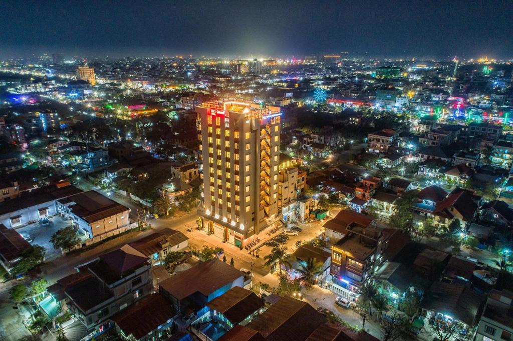 曼德勒Ritz Grand Hotel Mandalay的一座高楼,夜晚的城市