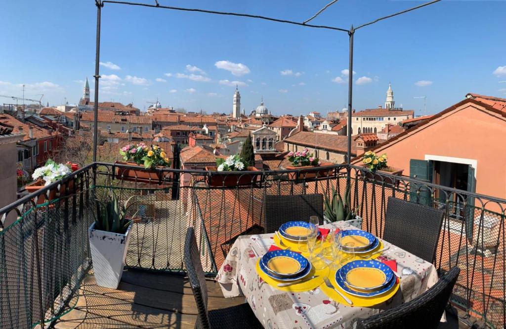 威尼斯Casa Jaqueline ( Attico )的市景阳台桌子