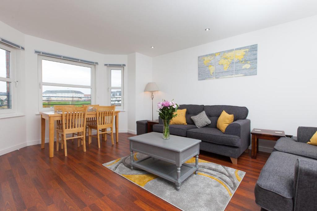 邓弗姆林Super Prime Duloch - Dunfermline - 2 Bed Executive Apartment的客厅配有沙发和桌子