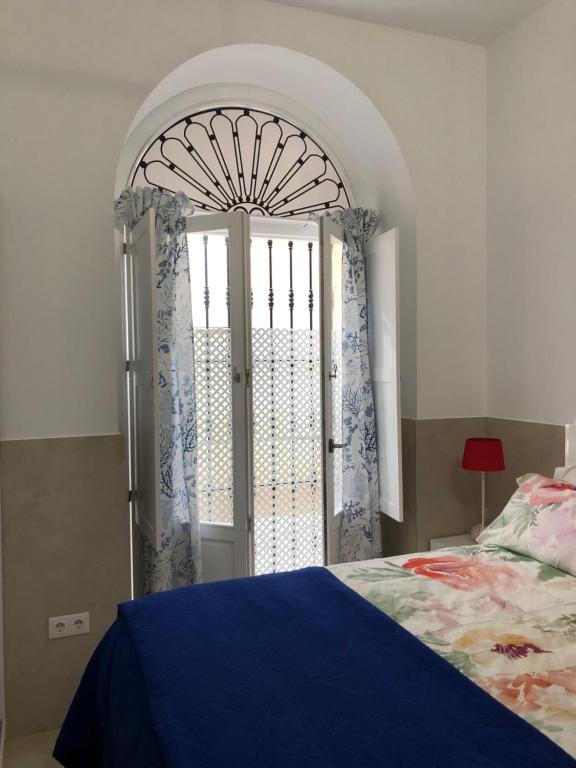 加的斯Jano PuertaTierra的一间卧室设有一张床和一个开放式门