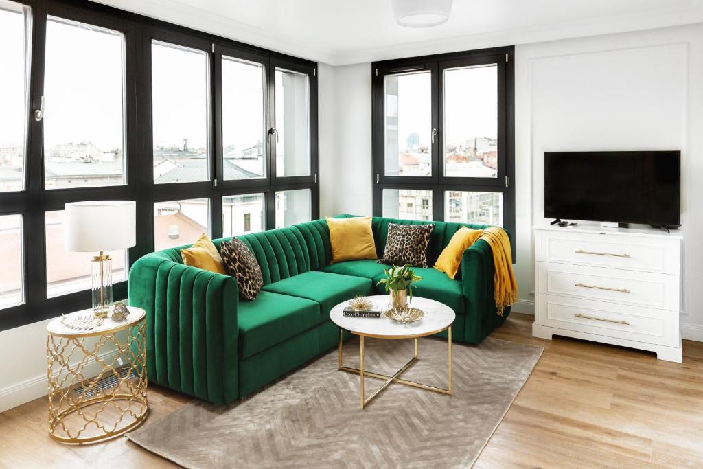 克拉科夫Apartament Golden Place 2的客厅设有绿色沙发,配有窗户