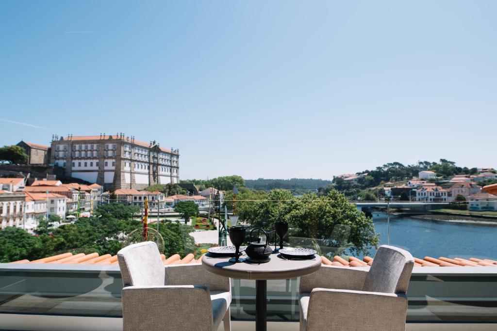 孔迪镇Casa do Rio charm suites的美景阳台配有桌椅