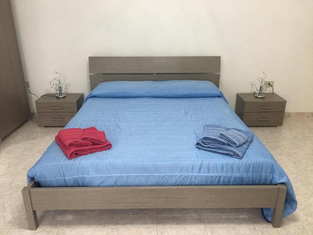 FrascinetoCasa vacanze One的一间卧室配有一张带蓝色床单的床和2个床头柜。