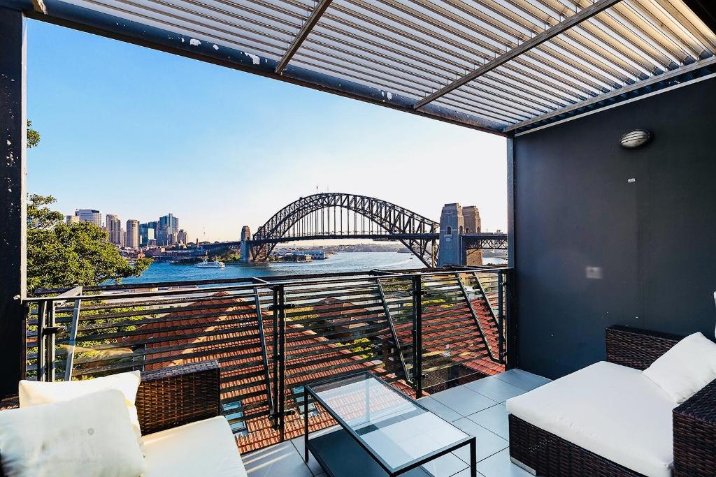 悉尼Breathtaking Sydney Harbour penthouse Enjoy Vivid from your balcony的阳台享有Sydney海港大桥的景致。
