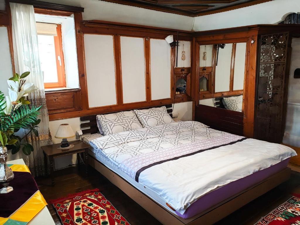GjakoveKulla Dula Guesthouse的一间设有床铺的卧室,位于带窗户的房间内