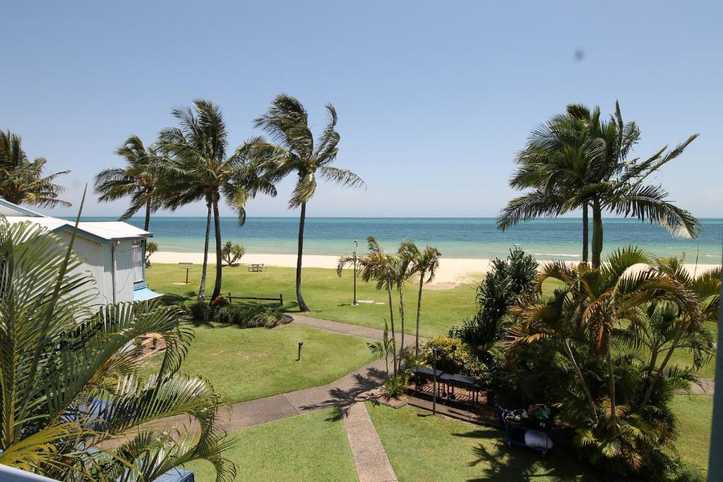天阁露玛莫顿岛别墅及公寓酒店的从度假村的阳台上可欣赏到海滩景色