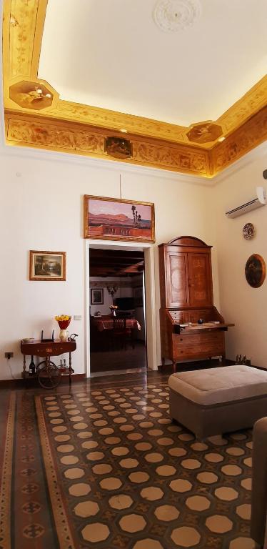 巴勒莫Casa de Spuches的客厅配有床和钢琴