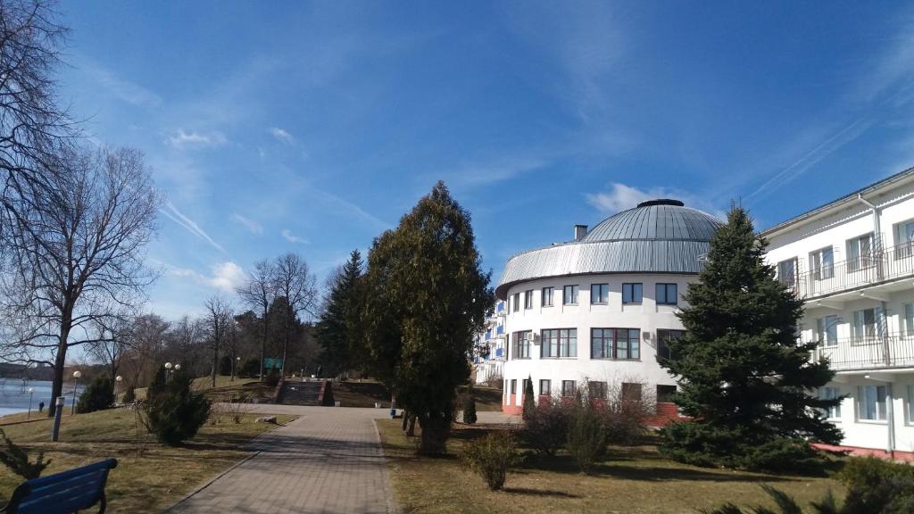 纳洛克Sanatorium Naroch的一座建筑的侧面有一个圆顶