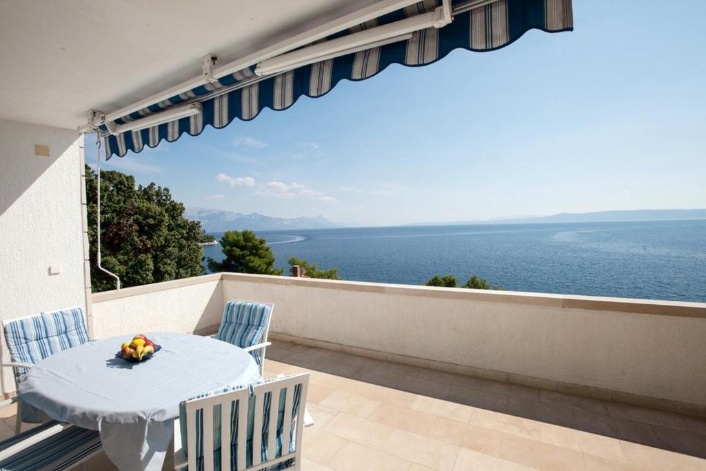 塞尔察Villa Sarah的海景阳台上的桌椅