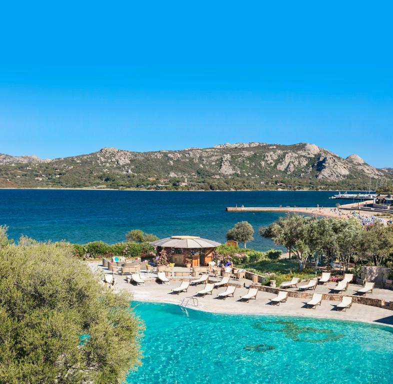 坎尼吉翁卡拉迪法尔科度假酒店的一个带游泳池、椅子和水的度假胜地