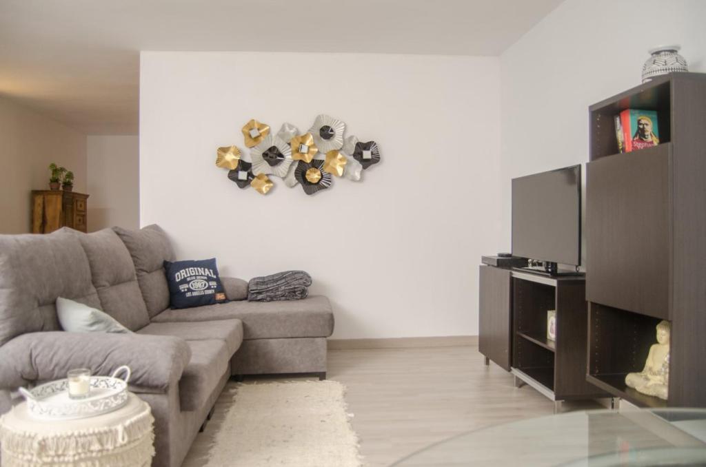 纳萨雷特Casa Mirlo的带沙发和电视的客厅