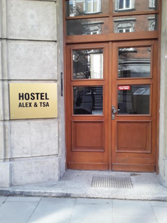克拉科夫Hostel ALEX&TSA的建筑的木门,上面有标志