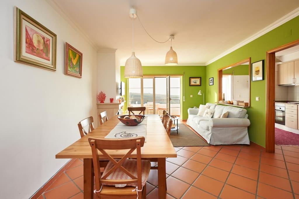埃里塞拉Coral Villa的厨房以及带桌椅的起居室。
