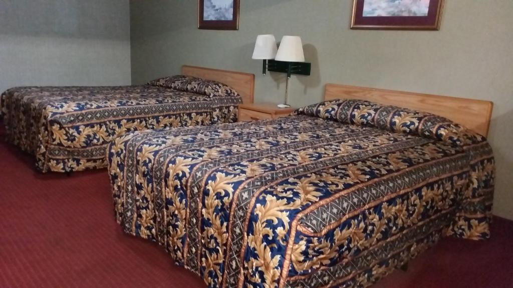 扬斯敦Westgate Motel的一间酒店客房,房间内设有两张床