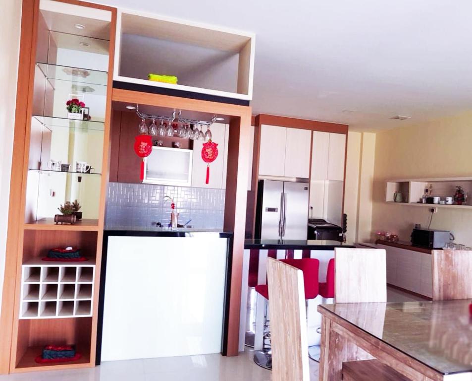 巴淡岛中心Jakson Homestay的厨房配有白色橱柜和台面