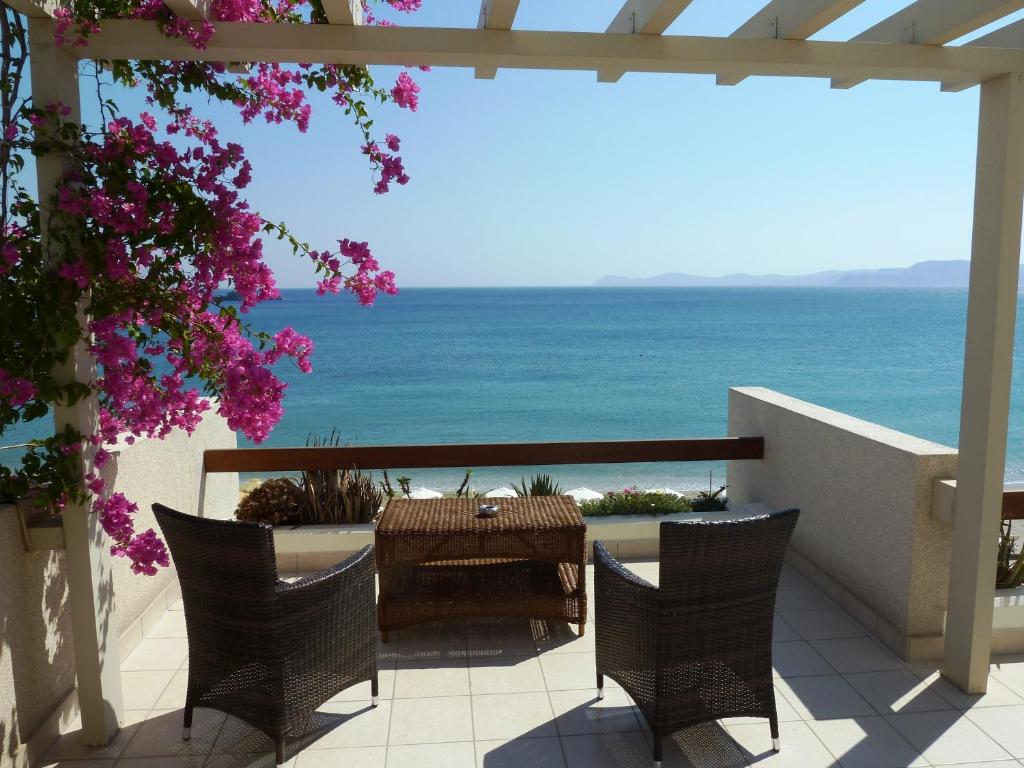 锡蒂亚锡蒂亚湾酒店的一个带桌椅的庭院和大海