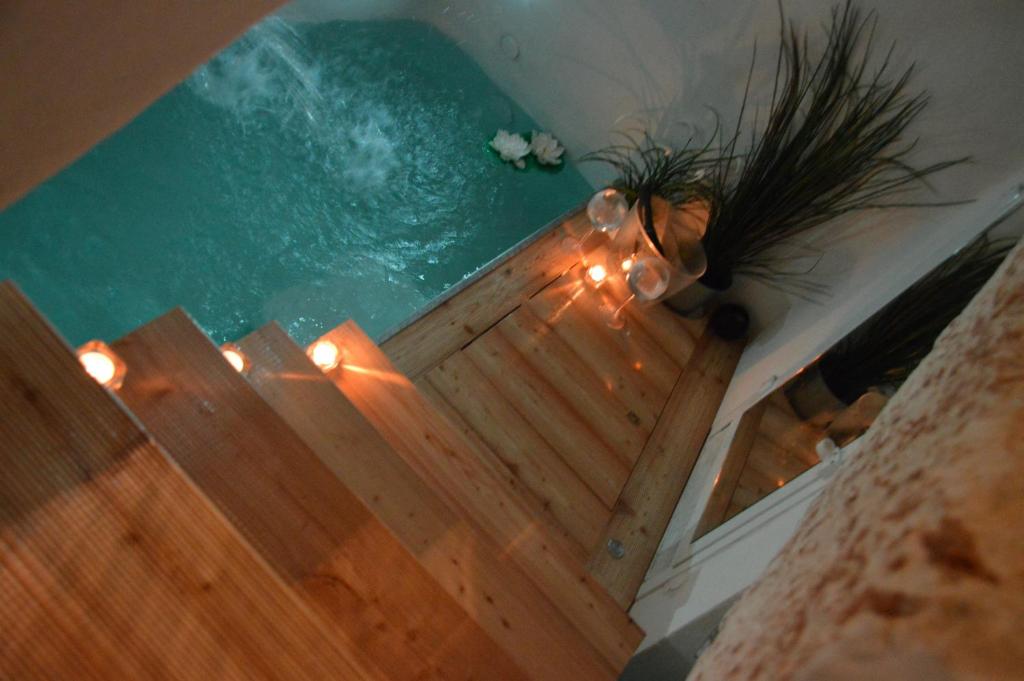 奥斯图尼21mq Suite Homes Ostuni的房屋内按摩浴缸的顶部景色