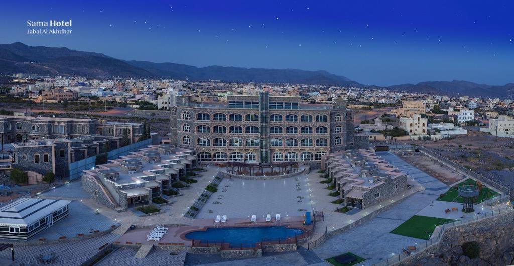 Al ‘AqarSama Hotel Jabal Al Akhdar的享有城市空中景致,设有一座大型建筑