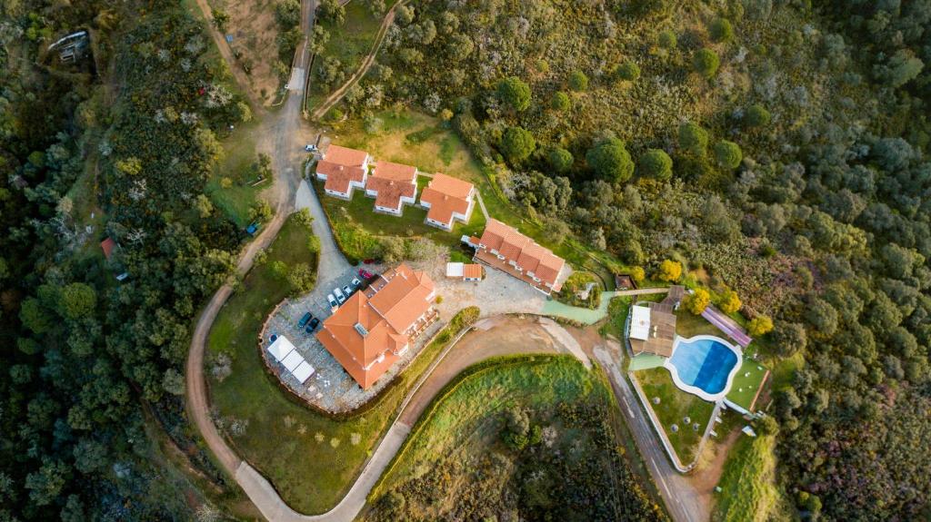 Santa Ana la Real坎普勒约洛斯贝内洛斯酒店的享有带庭院的房屋的空中景致