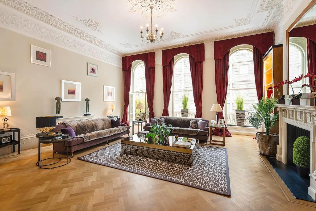 伦敦Grand Ambassadorial Duplex Apartment Hyde Park的带沙发和壁炉的客厅
